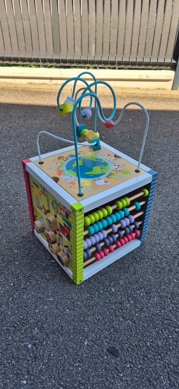 Grand cube d'activités en bois 