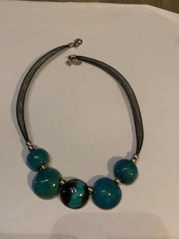 Collier bleu