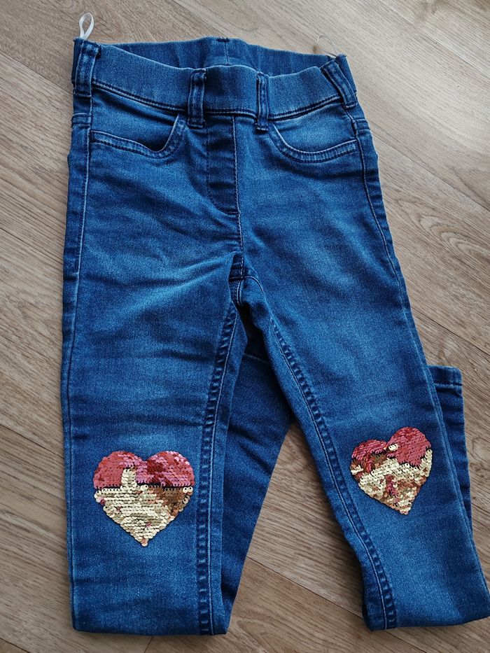 Jean avec motif au genou brillant