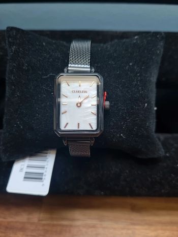 Montre bracelet fin et cadre carré