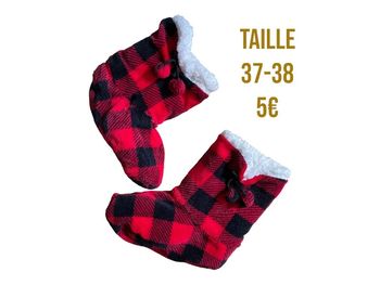 Pantoufles anti dérapante à carreaux noir et rouge