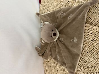 Ours LES CHATOUNETS  doudou carré plat marron empreintes