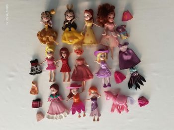 Lot de mini  poupées plus changes