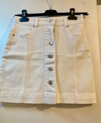 jupe blanche à boutons