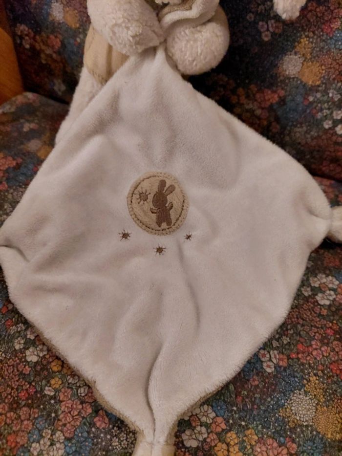 Pommette - doudou lapin blanc avec son mouchoir - photo numéro 3