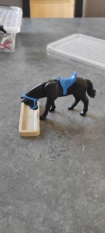 (D28) Playmobil cheval noir avec mangeoire