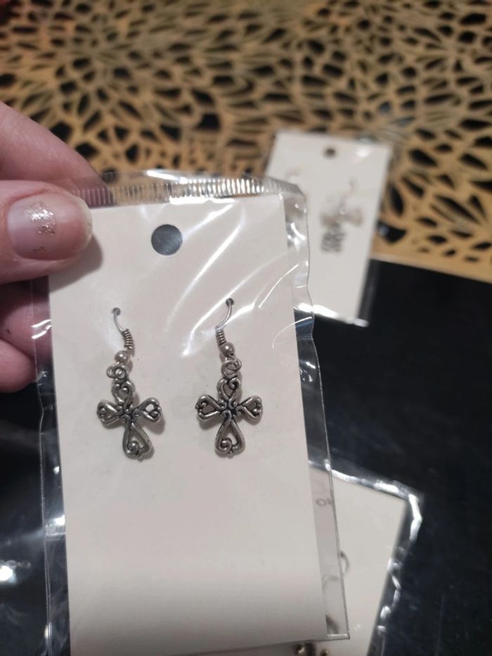 Lot de 6 bijoux neufs thème tête de mort, croix, araignée et dragon - photo numéro 6