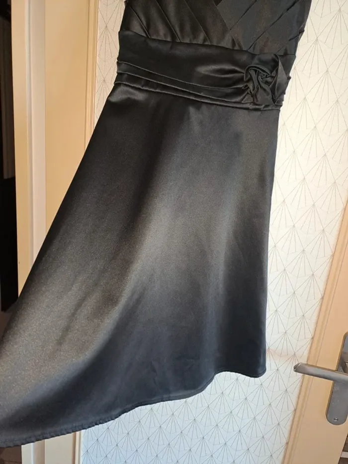 Robe noire femme S comme neuve soirée chic sexy fluide avec ceinture - photo numéro 3