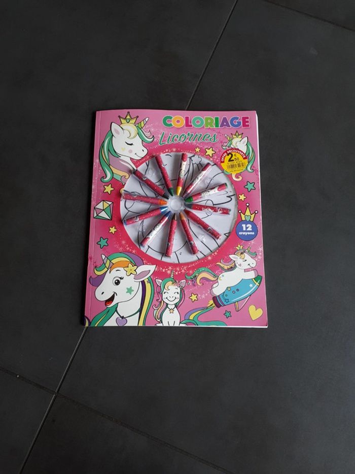 Coloriage avec crayons gras licorne neuf
