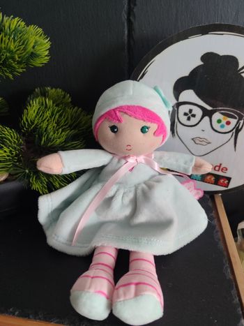 peluche doudou Ma première poupée de chiffon Azure K kaloo bleu rose robe rayé
