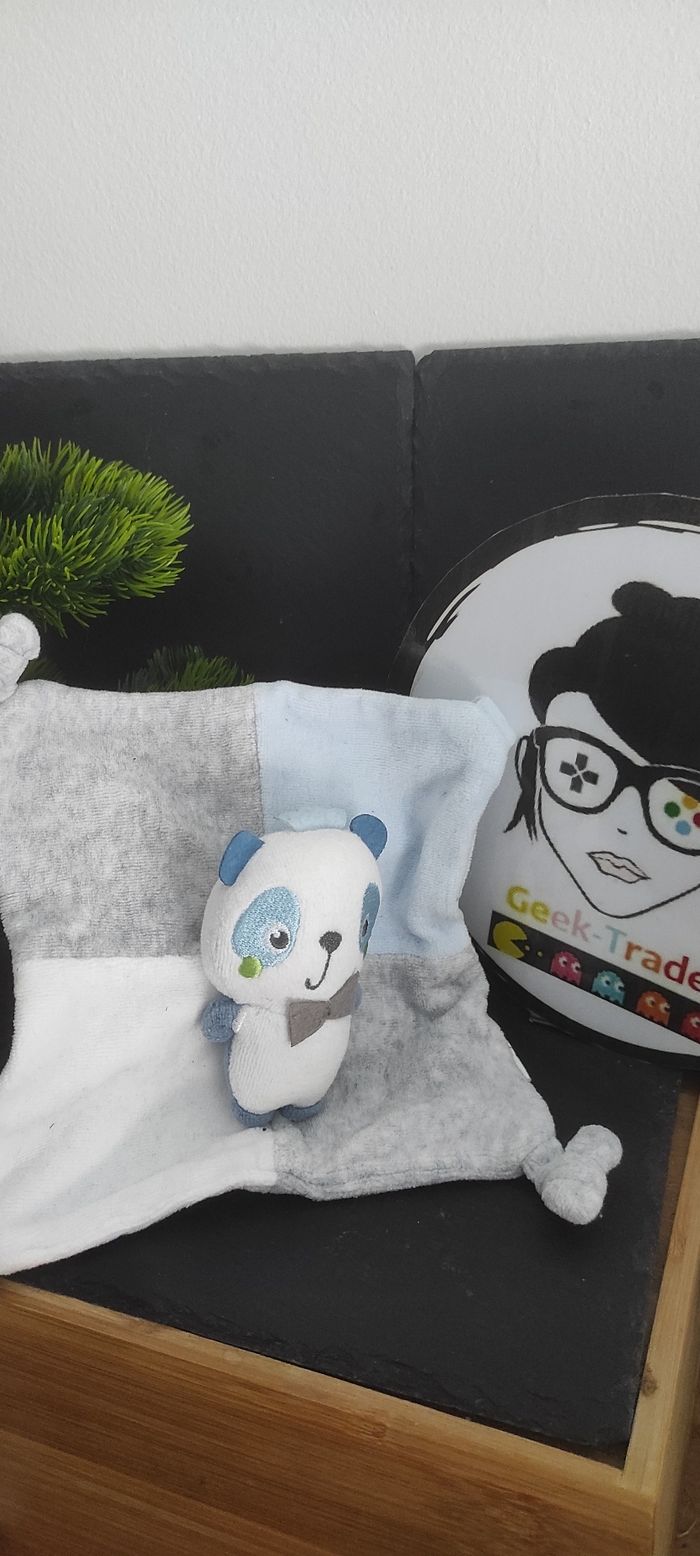 Doudou panda plat bleu gris blanc couronne siplec noeud papillon j Carré D003098