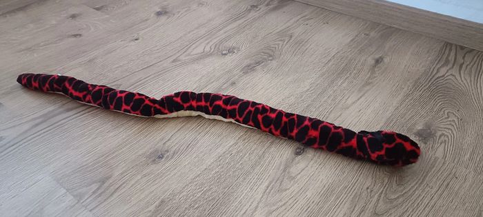Peluche serpent rouge