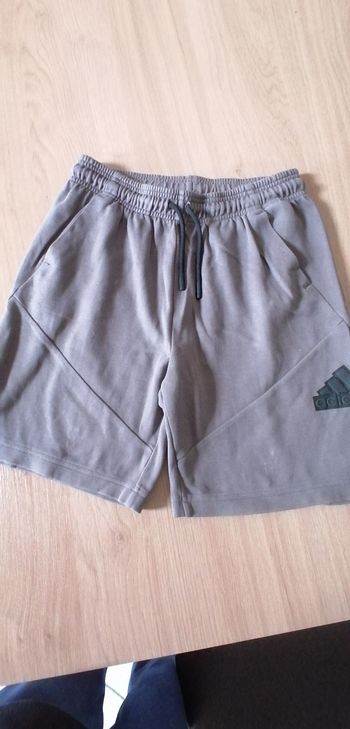 Short gris Adidas taille 13.14 ans 