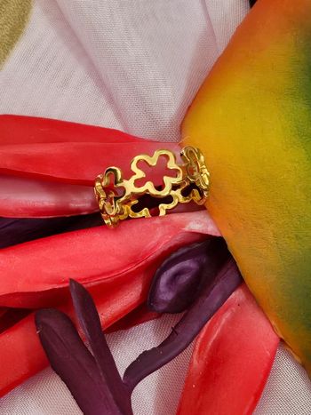 Bague avec fleurs ajourées en acier inoxydable