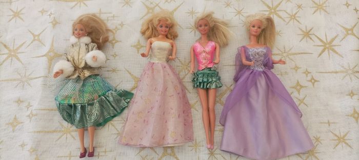 Lot de Barbies et vêtements vintage