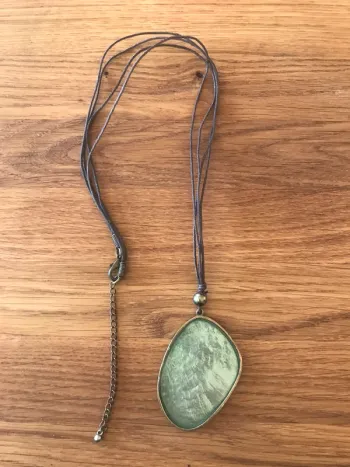 Collier à pierre verte