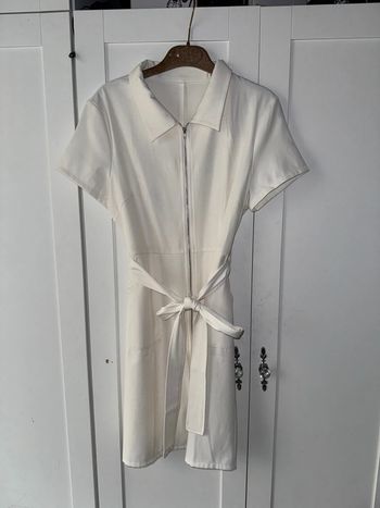 Très belle robe avec poche et ceinture. Crème taille 40.