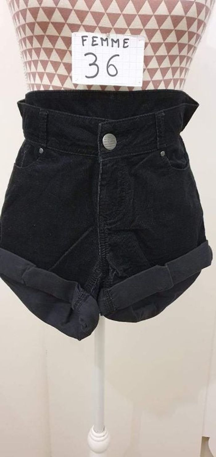 Short, noir,velours, en très bon état, taille standard, longueur 31cm,marque Kiabi =4€
