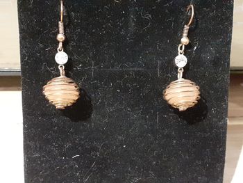 Boucle d'oreille en acier avec pierre orange clair à l'intérieur et zircon