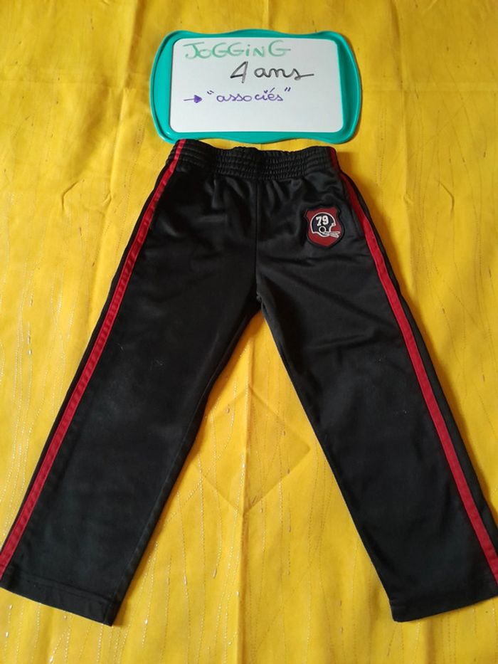 Jogging noir et rouge 4 ans Associés