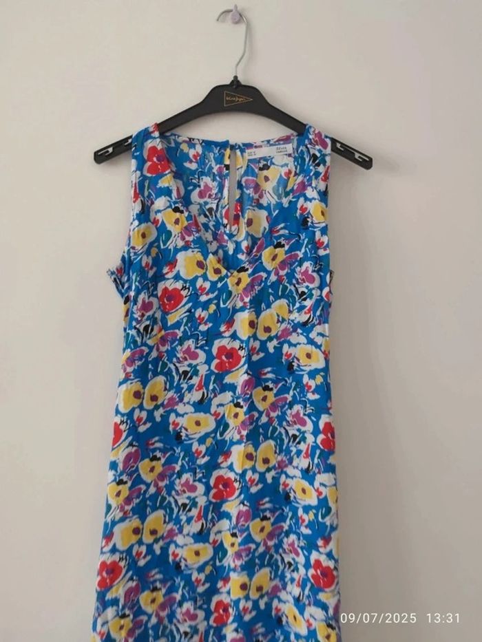 Vestido largo azul con aberturas laterales y estampado de flores