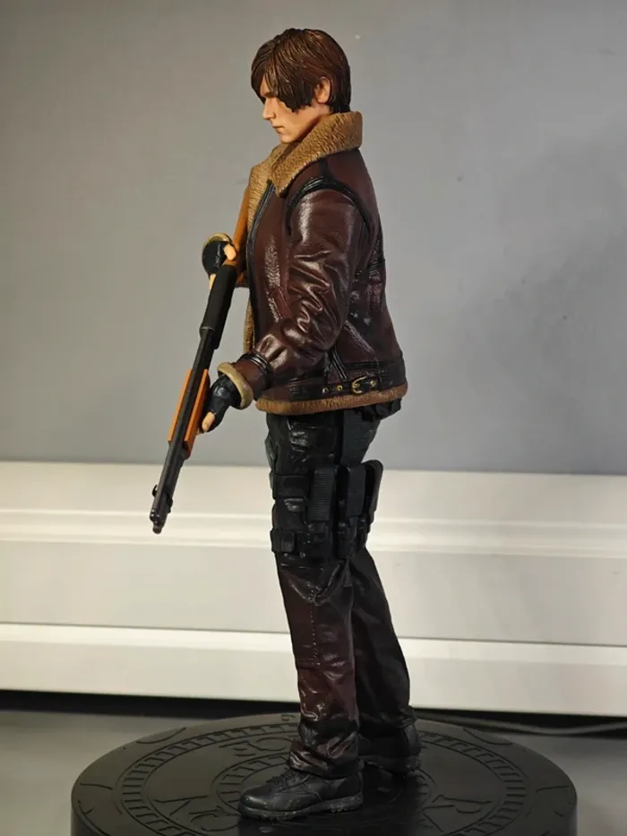 Figurine Resident Evil 4 : Leon 32cm neuve sans boîte - photo numéro 5