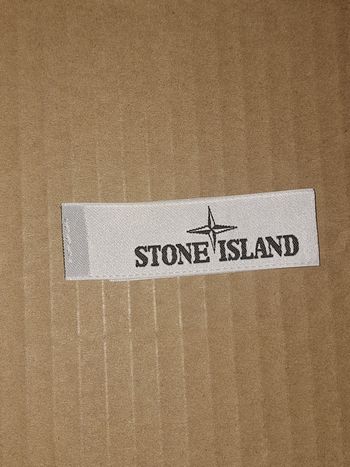 Étiquette du col Stone Island