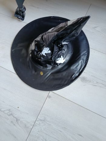Chapeau de sorcière avec dessin de fantôme