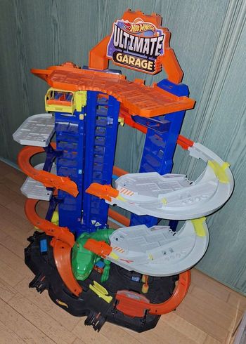 Garage Hotwheels Dino avec une voiture