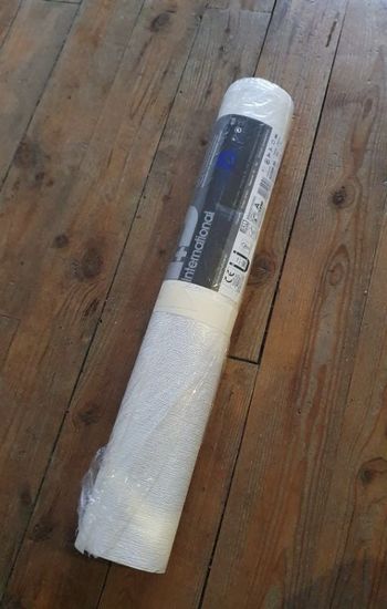 Rouleau de tapisserie à peine entamé