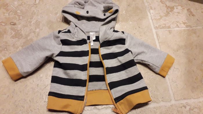 Ensemble 3 pièces (Pantalon + Tee-shirt + Veste à capuche) et paire de chaussettes - photo numéro 6