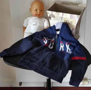 🔵 Veste zippée à capuche garçon – 4 ans – Marine/Blanc/Rouge/Noir