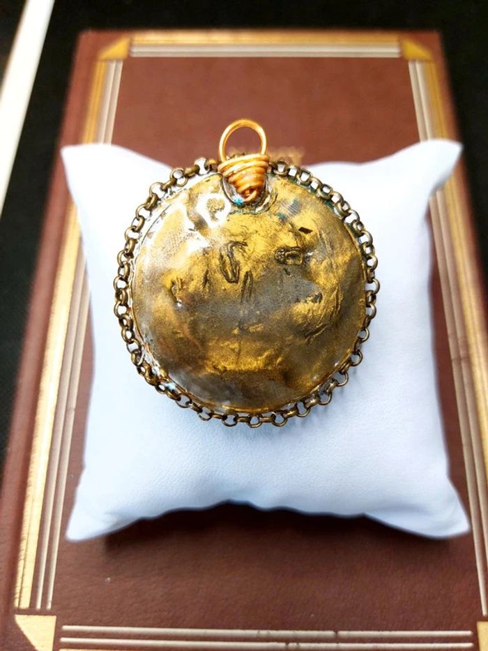 Magnifique pendentif médaillon en résine avec véritable fleurs - photo numéro 4