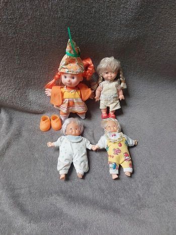 Lot petites poupées