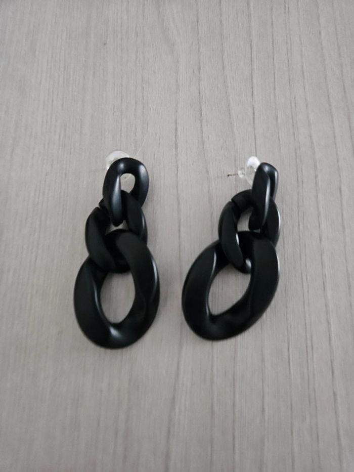 Boucle d'oreille chaîne noire