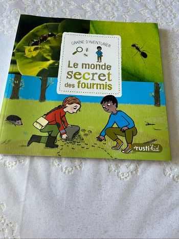 Livre   Le monde secret des fourmis neiges neuf