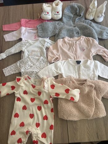 Lots vêtements et bodies fille taille 1 mois