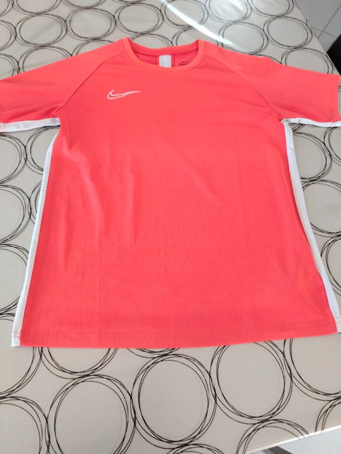 Tee shirt Nike 14 ans comme neuf