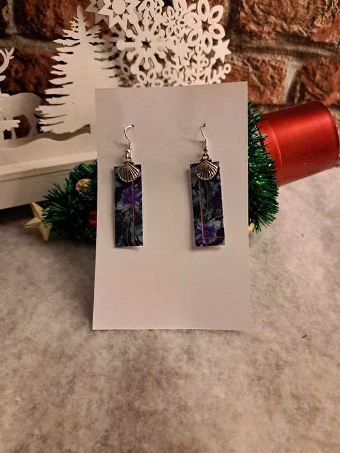 Boucles d'oreilles pendante résine violet vert