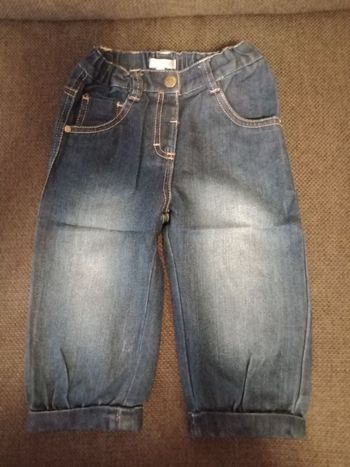 Jeans bleu délavé resserré aux chevilles