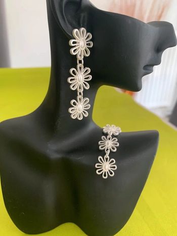 Boucles d’oreilles pendantes bohème fleurs argentées