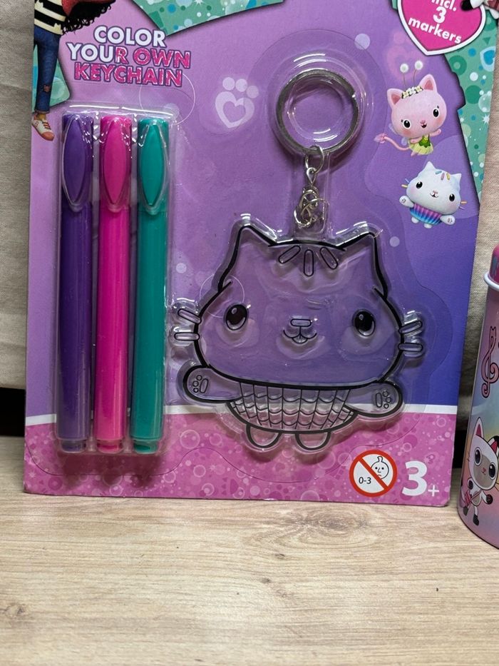 Lot Gabby chat Gabby’s Dollhouse Tirelire + 2 porte-clés à colorier Marine et P’ti chou - photo numéro 3