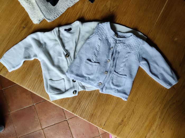 Lot de gilets et pull en 6 mois - photo numéro 2