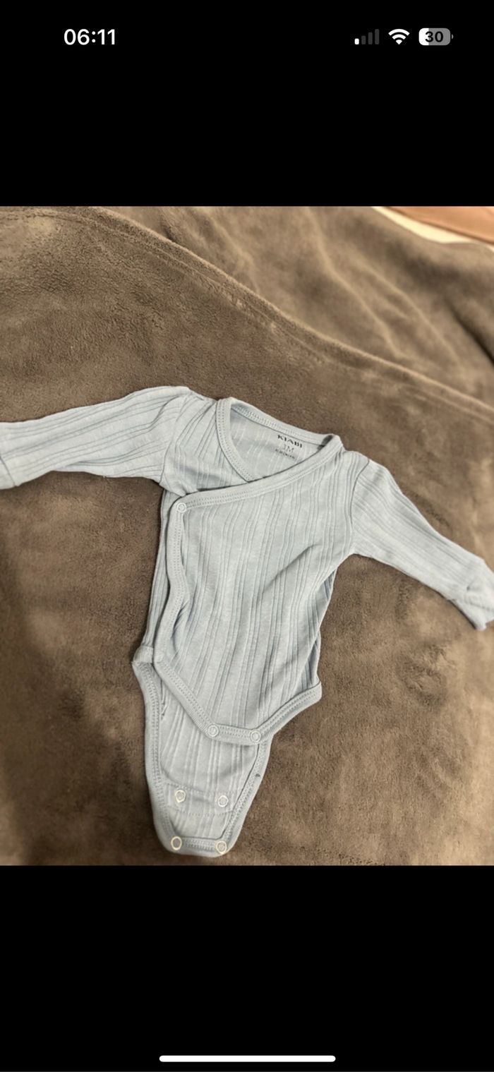 lot 2 bodys taille 1 mois - photo numéro 2