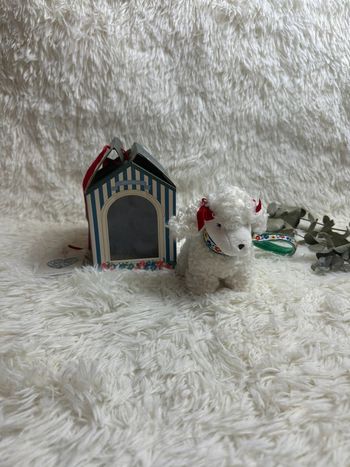 Konges Slojd Odette le caniche dans la niche