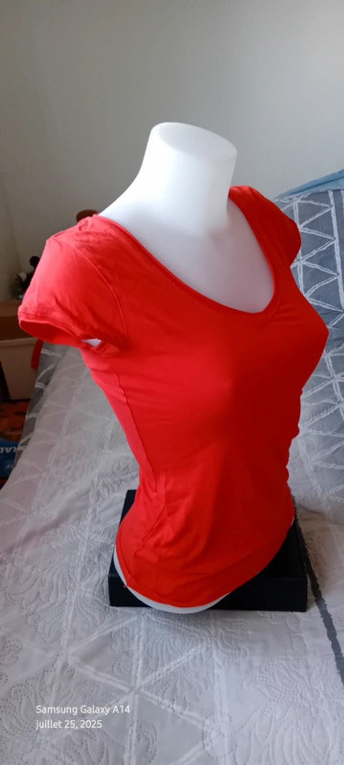 Tee-shirt col V manches courtes moulant rouge orange femme M zara TRF - photo numéro 3