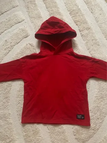 Sweat à capuche rouge – Kiabi – 4 ans