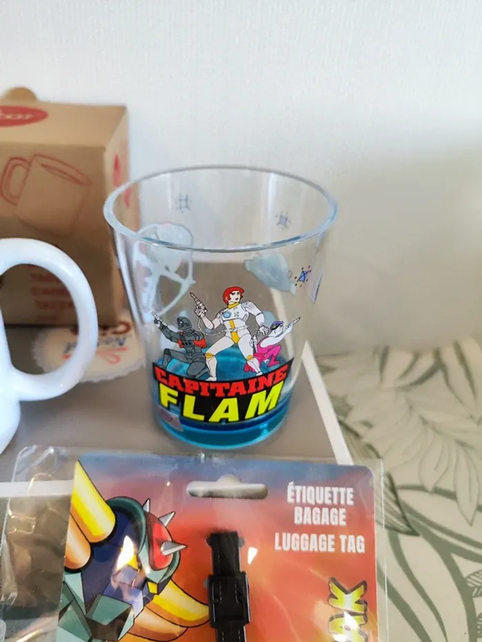 Coffret cadeau " dessins animés des années 80" contenant 8 cadeaux Capitaine flam Goldorak - photo numéro 4