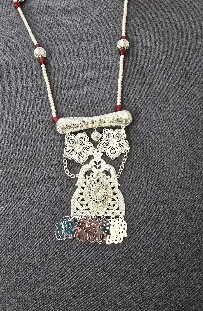 collier chaoui traditionnel skhab argenté et perles rouges et blanche - photo numéro 2