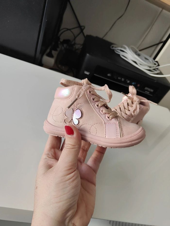 Chaussures t.22 quasi neuves - photo numéro 2